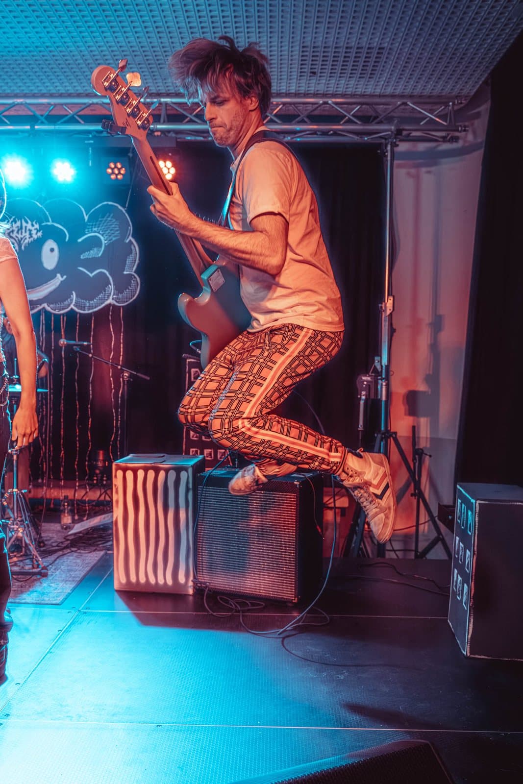 Melke springt mit dem Bass von einer Box