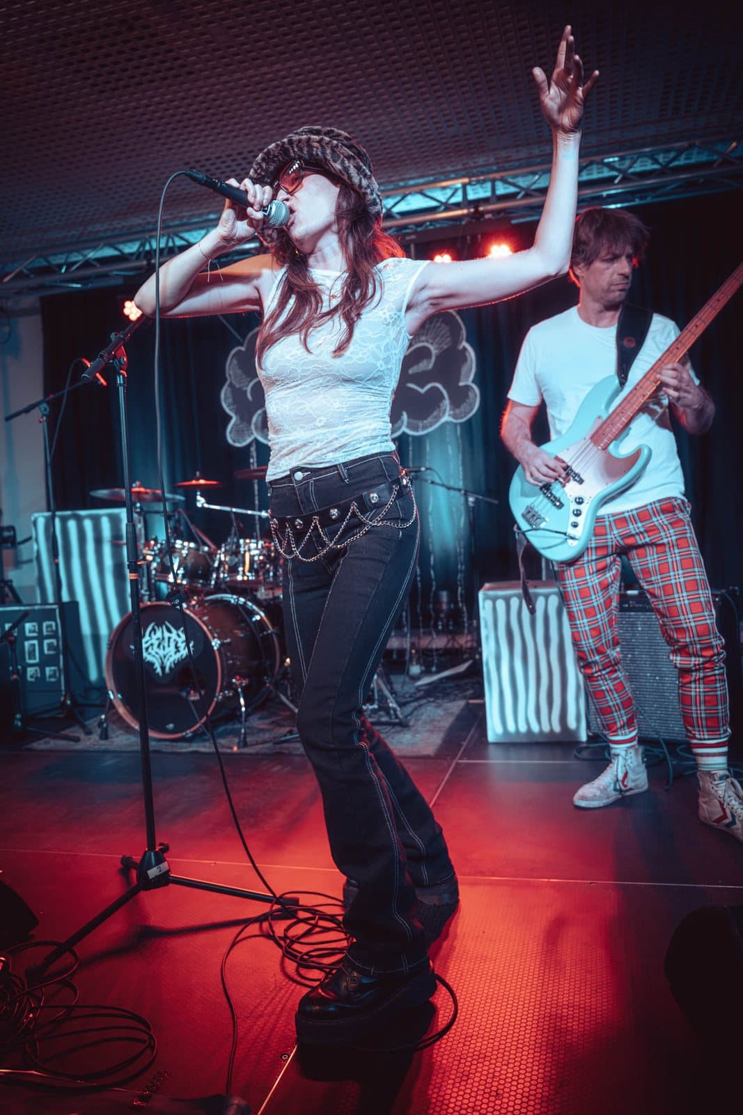 Hannah singt mit erhobenem Arm, daneben Melke am Bass