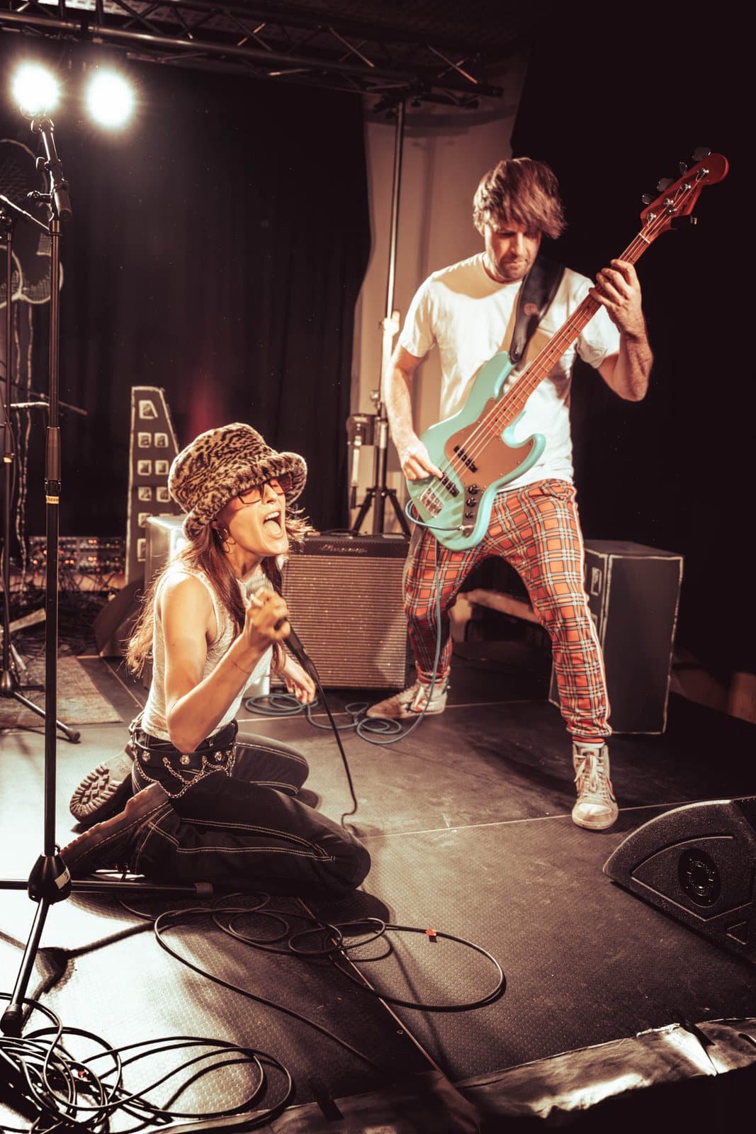 Hannah singt kniend, Melke spielt Bass