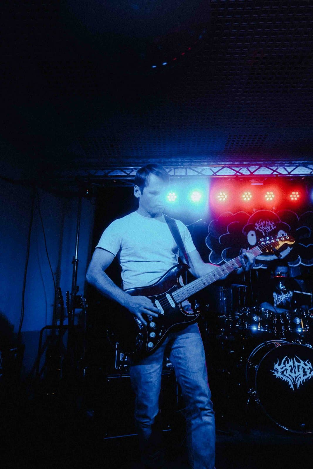 Seba an der Gitarre im blauen Bühnenlicht