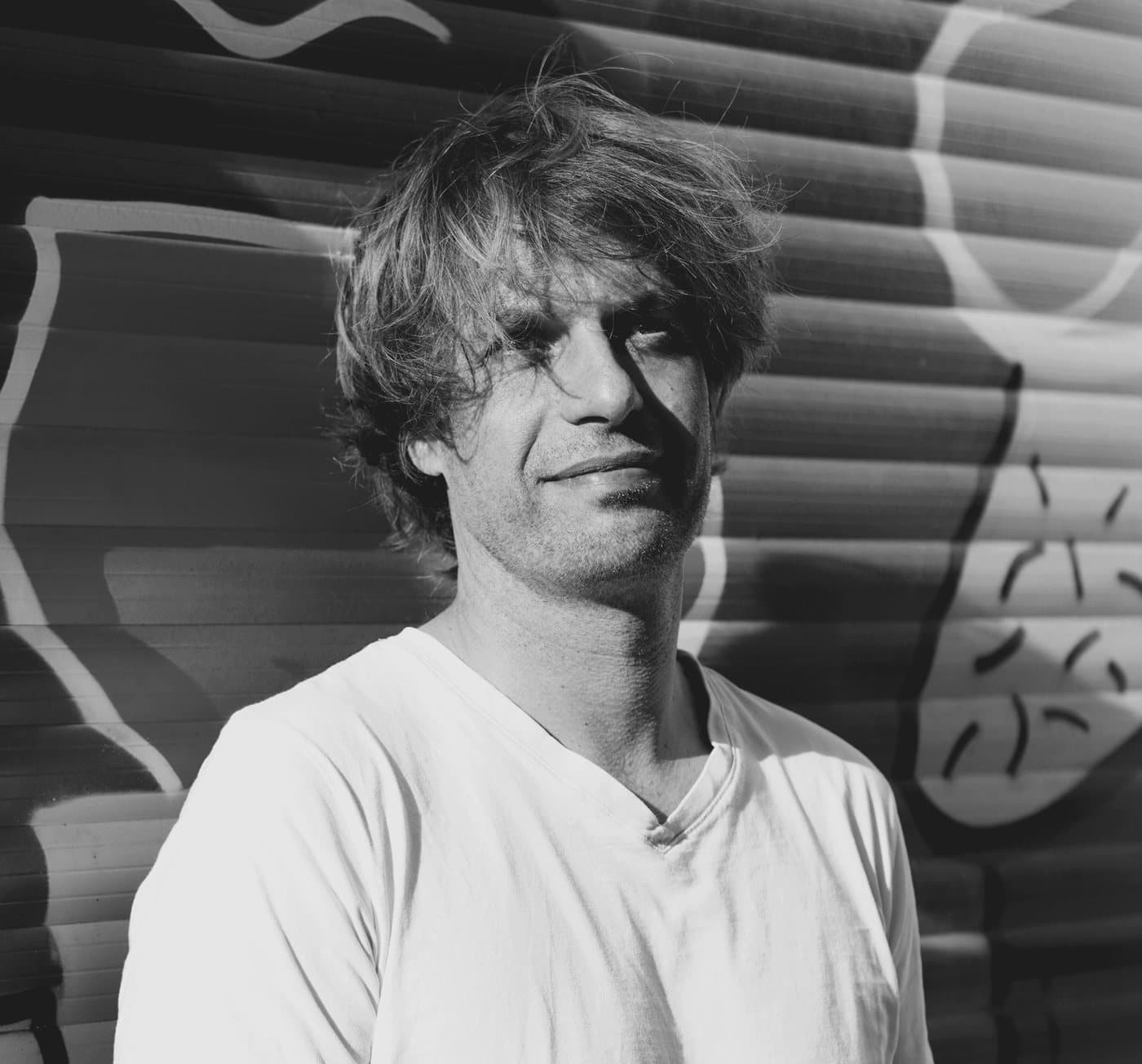 Melke Meusen, Bassist von Kiosk61, schwarzweiß